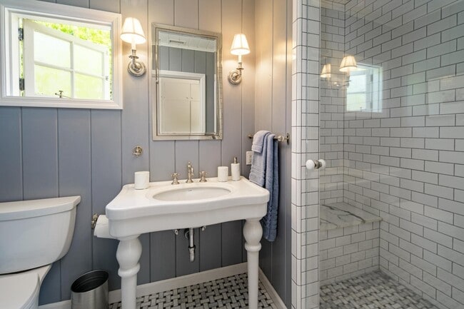 Building Photo - 240 Hot Springs Rd