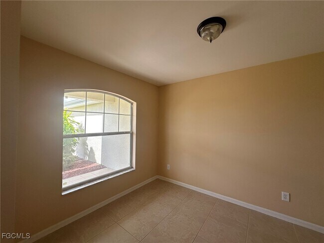 Building Photo - 2125 NE 9th Ave