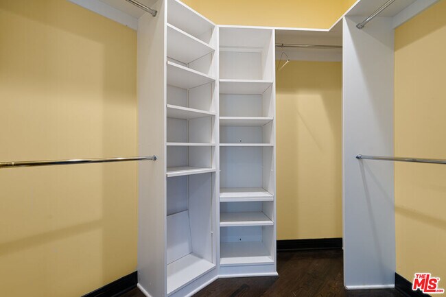 Building Photo - 1036 El Medio Ave