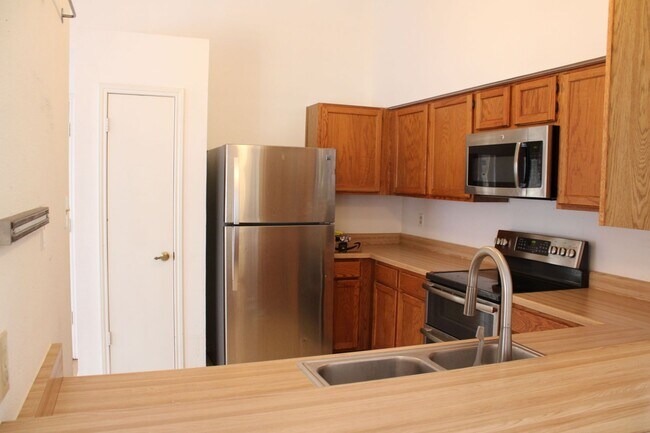 Building Photo - 3-BEDROOM IN CASTLE HILLS FOREST
