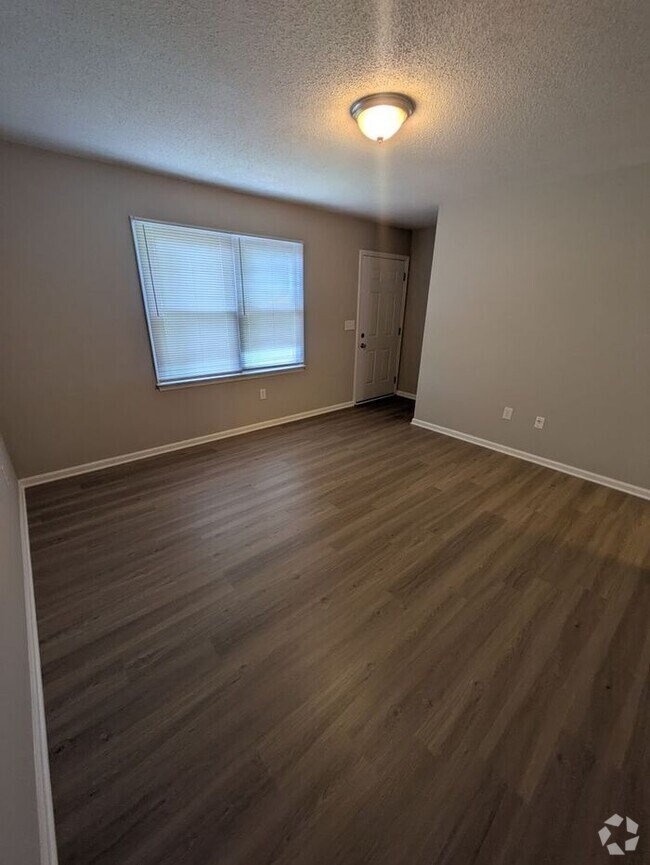 Building Photo - Renovated 2BD/1.5 Unit at Northowne Heights