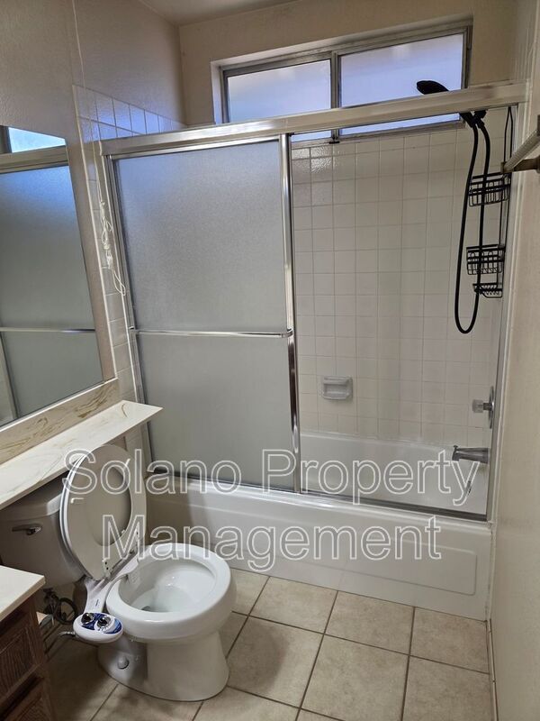 Building Photo - 203 Catalpa Ln