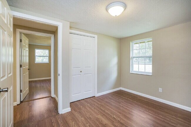 Building Photo - "Charming 3-Bed Sanctuary with Scenic Views in Floral City - 1608 Sq Ft of Comfort!"