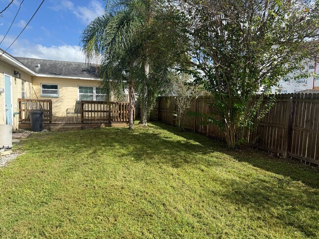 Building Photo - Charming 3-Bedroom Bungalow in the Heart o...