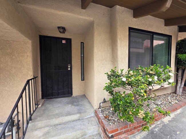 Building Photo - Beautiful 3 Bed, 2 Bath condo with 2 car garage & laundry