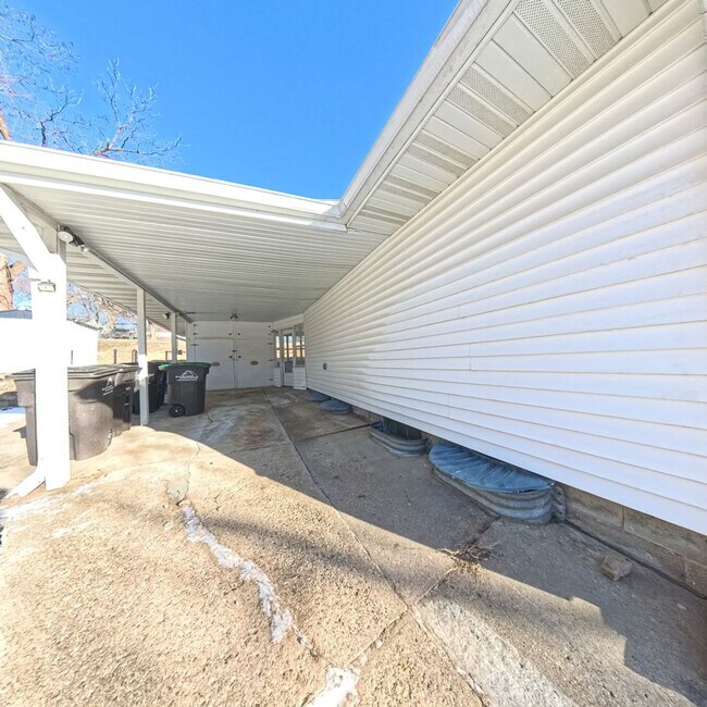Building Photo - Spacious 3-Bedroom, 1-Bath Ranch - South Side Location