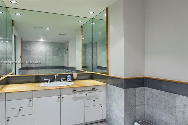 Building Photo - THE BENTLEY BAY CONDO