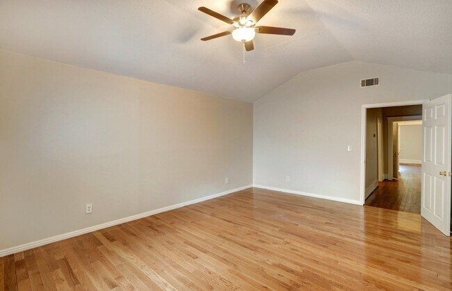 Building Photo - 706 E 34th St