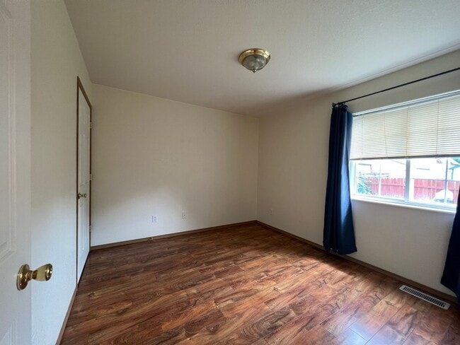 Building Photo - 2 Bed - 2 Bath - Off Street Parking