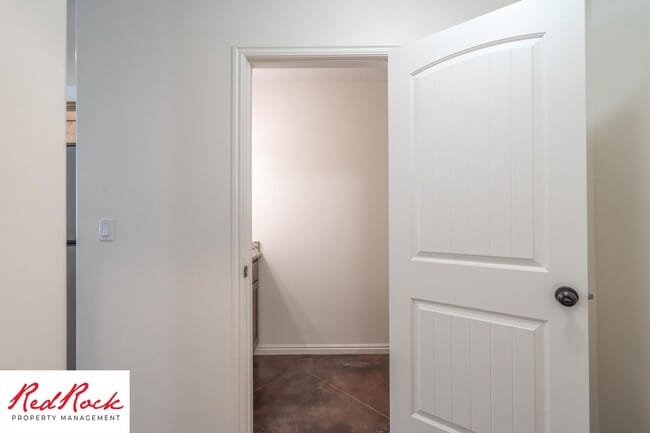 Building Photo - Charming 3 Bedroom Townhome with INTERNET INCLUDED & Dog-Friendly!