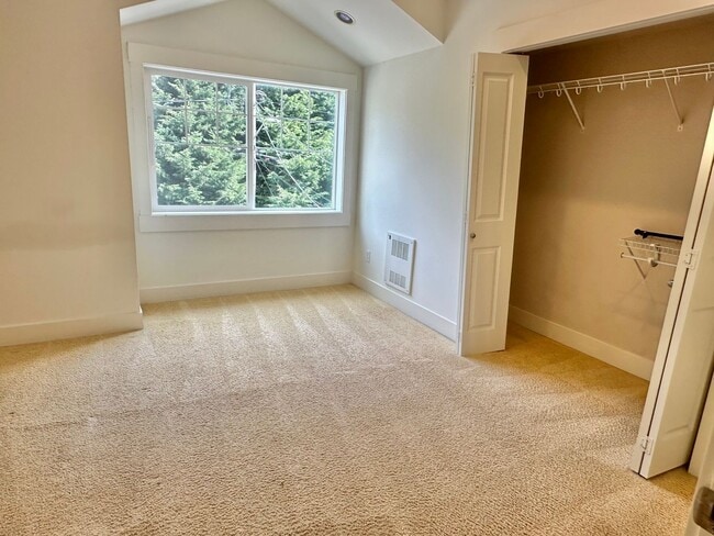 Building Photo - *New Price! Wonderful 3 bed Townhome in Pi...