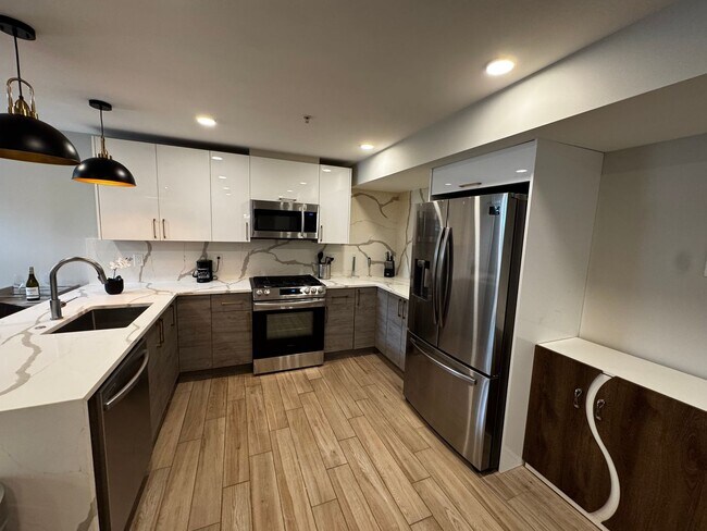 Building Photo - Discover this beautifully renovated 2BD/2B...