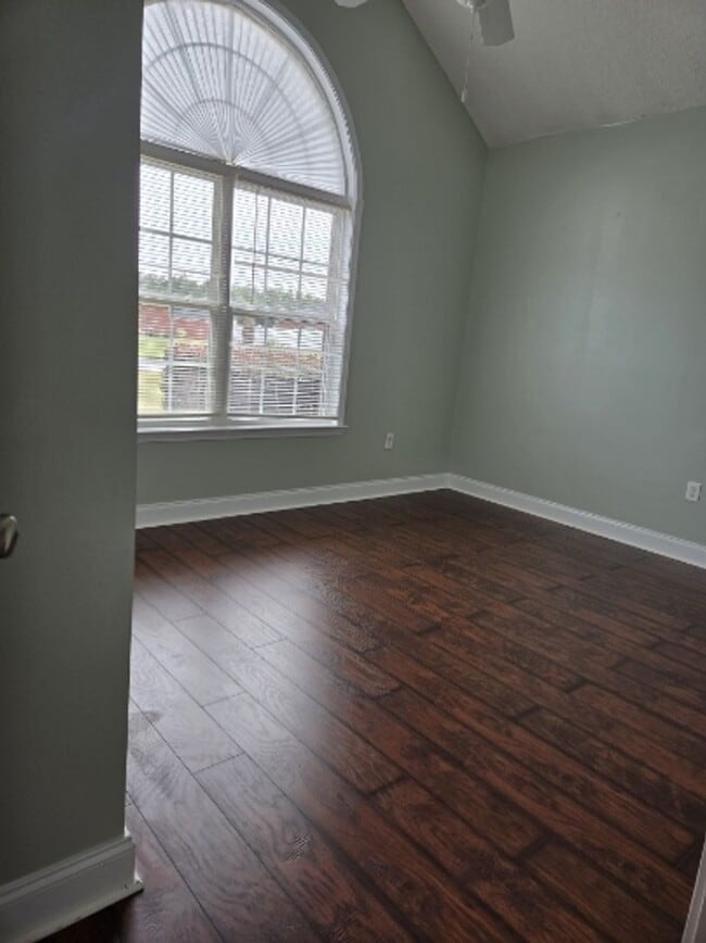 Building Photo - Beautiful home in a very quiet neighborhood