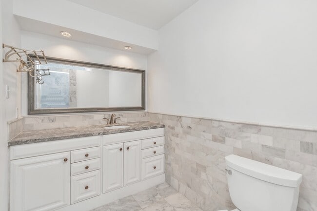 Building Photo - 3934 Roseland St