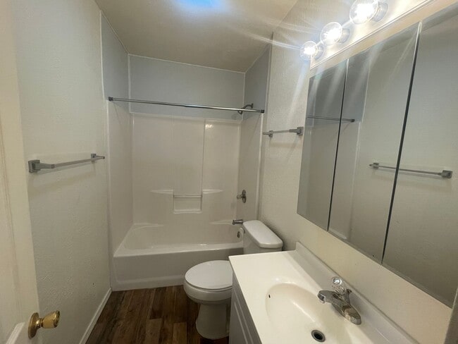 Building Photo - 2 bedroom / 1 bath, W/D connections