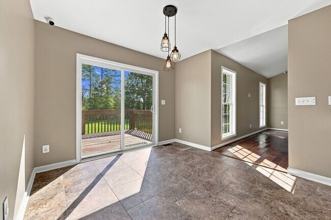 Building Photo - 570 Buchanan Rd