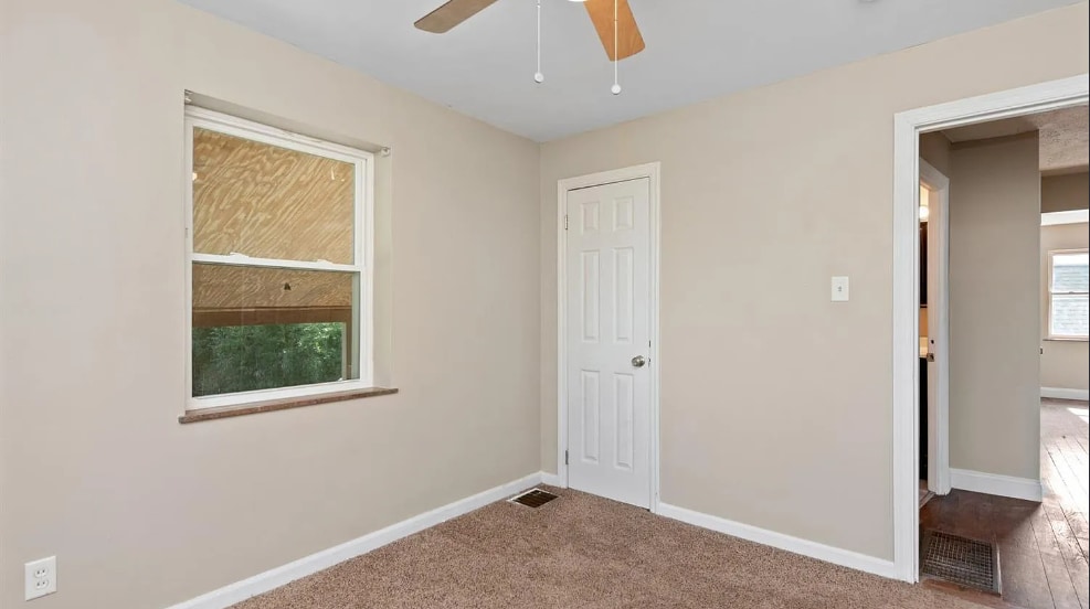 Building Photo - 5592 Raceview Ave
