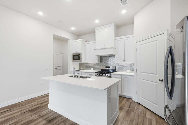 Building Photo - 1332 Square foot townhome in a beautiful community in Argyle, TX ready for lease.