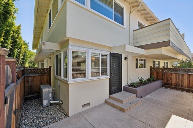 Building Photo - Luxury Apartment Available in gated Community downtown Palo Alto!
