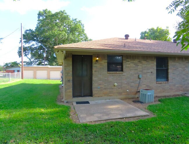 Building Photo - 203 Memory Ln