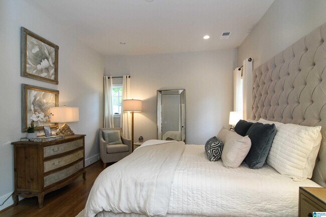 Building Photo - 3729 5th Ave S