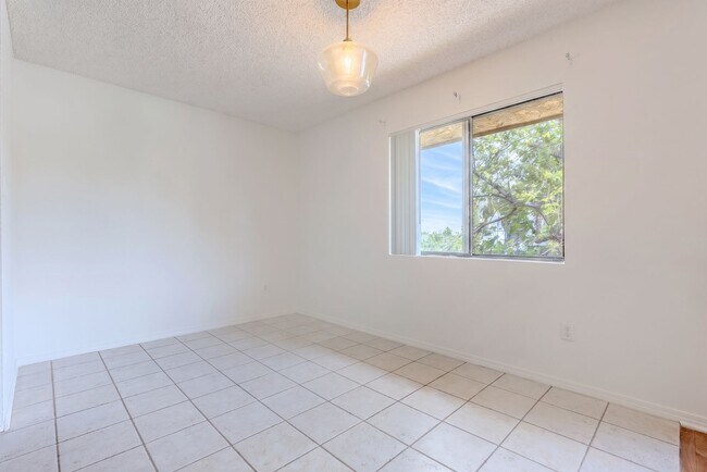 Building Photo - Chatsworth Rent This Now