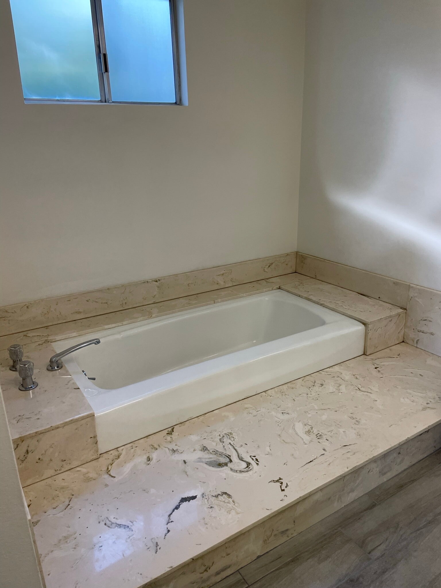 Regal Step Up Master Bath Tub - 6052 Pat Ave