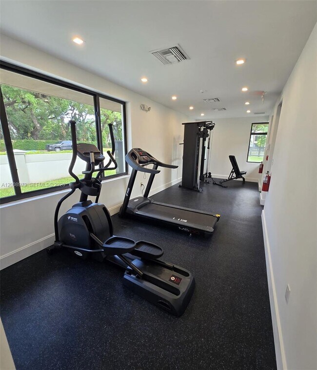 Building Photo - 5503 W Oak Wy