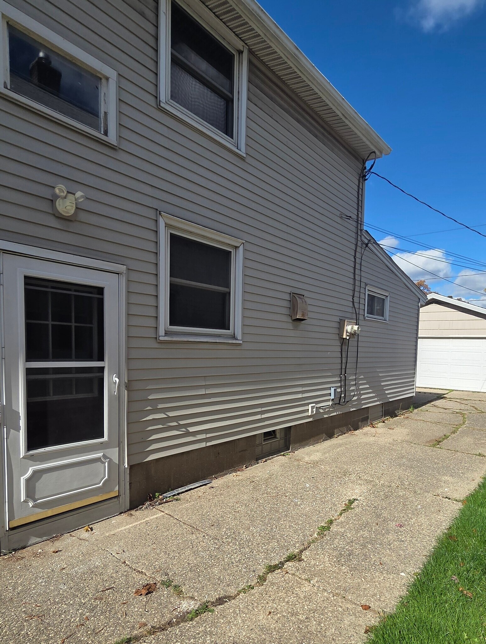 Building Photo - 247 School St