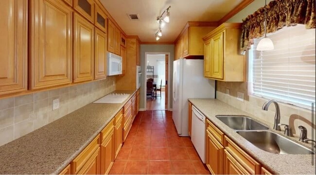 Building Photo - 1120 Brandywine Dr