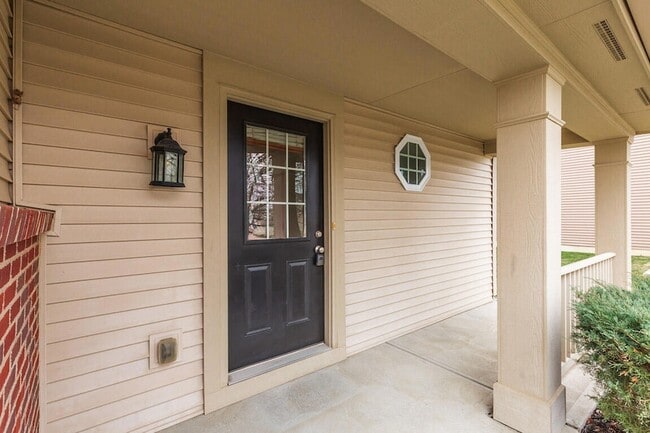 Building Photo - 10150 Meadow Glen Dr