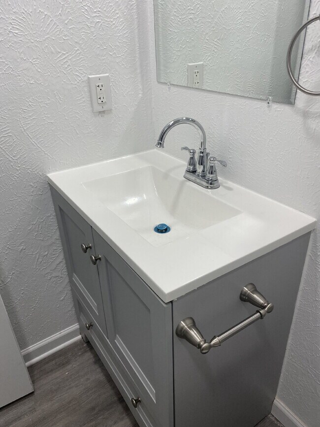 Building Photo - "Charming 3-Bed Oasis with 2 Full Baths in...