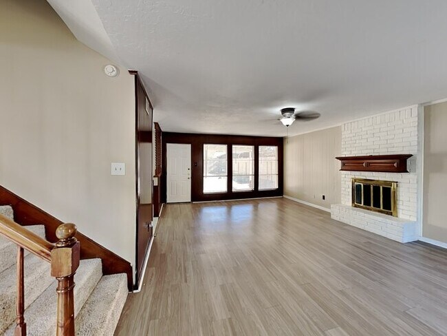 Building Photo - Charming and Full of Character!