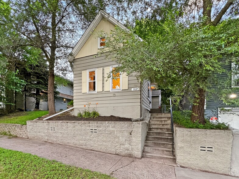 Building Photo - 916 Farrington St
