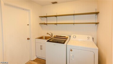 Building Photo - 5654 Eichen Cir