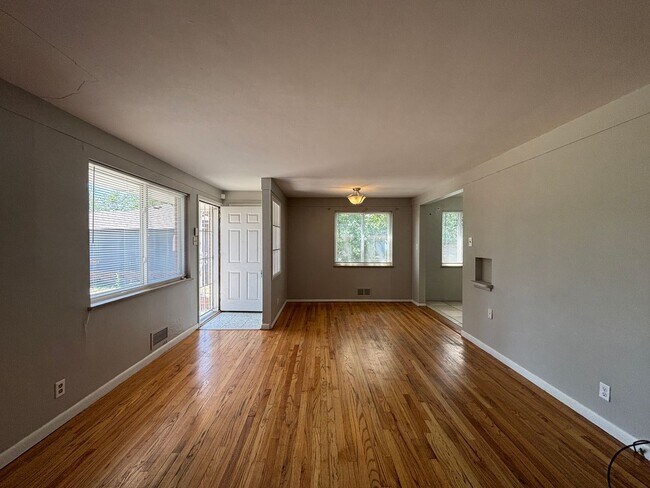 Building Photo - 2 bedroom, 1 bath duplex with hardwood floors.  Off-street parking!