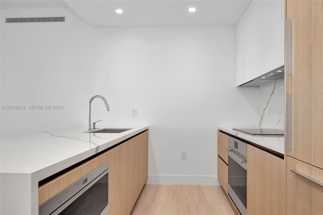 Building Photo - 2411 Laguna Cir