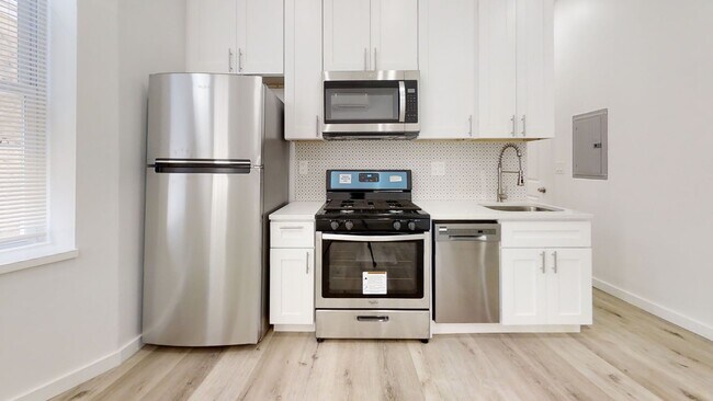 Building Photo - Modern & Renovated apartment with in-unit washer & dryer