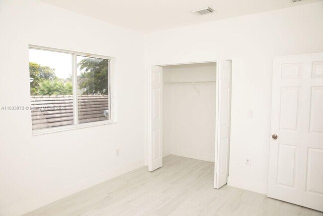 Building Photo - 273 SE 32nd Ave