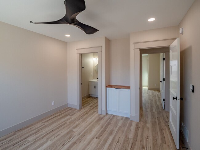 Building Photo - 922