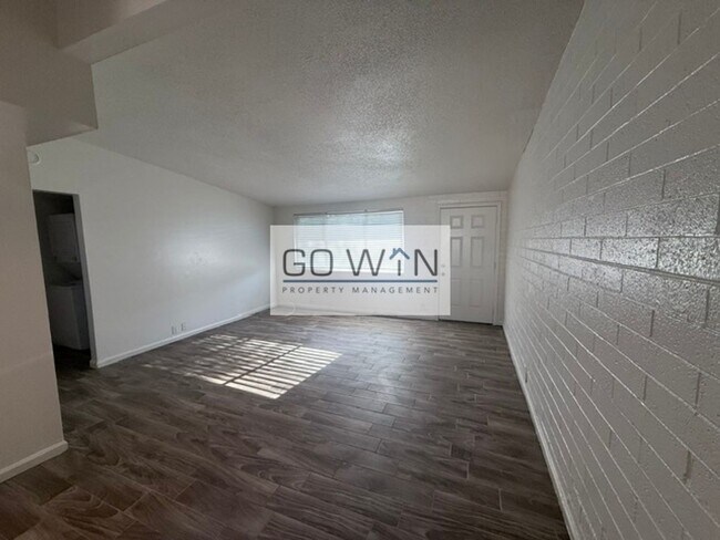 Building Photo - 925 W Cheryl Dr