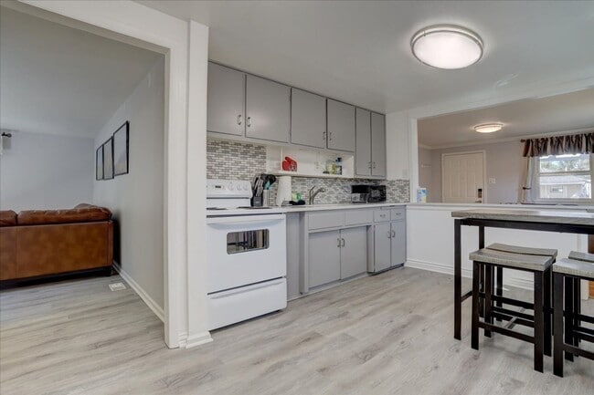 Building Photo - Completely Renovated & Fully Furnished 2Bed/1Bath/1 garage in Arvada!