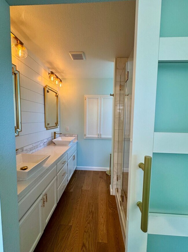 Building Photo - Spacious 3 bedroom, 3 bath bi-level home nestled in the scenic Sierra Nevada foothills
