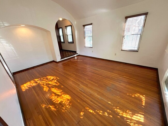 Building Photo - Adorable Spanish 2 bedroom home in the heart of Long Beach