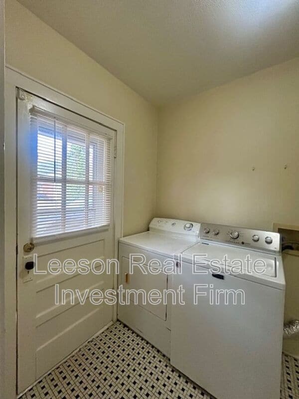 Building Photo - 446 Forest Ave