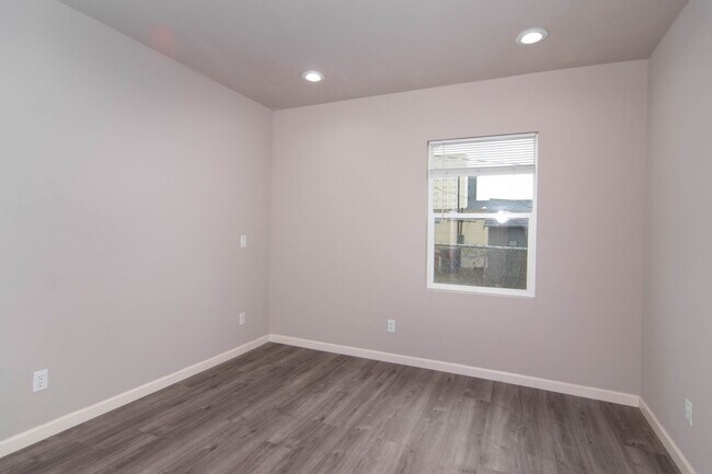 Building Photo - 1314 W Mallon Ave
