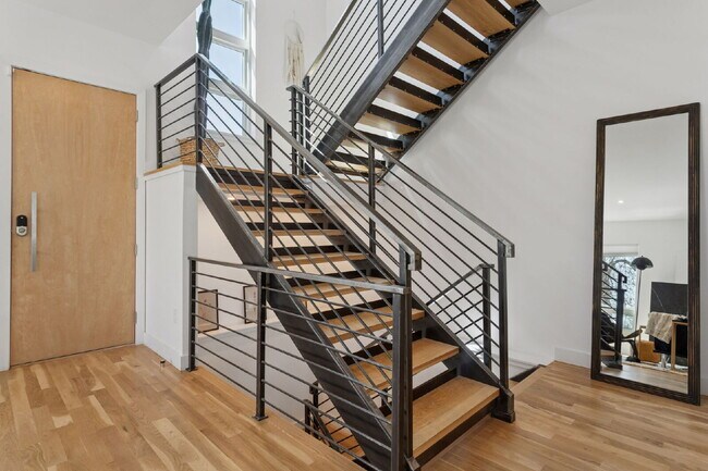 Building Photo - Spacious 5-Bed / 4-Bath home in LoHi for rent