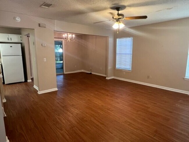 Building Photo - Two Story 3BR 2.5 Bath Available Early Sep...