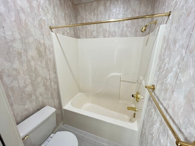 Building Photo - Clackamas Ranch 3 bedroom 2 bathroom - W/D...