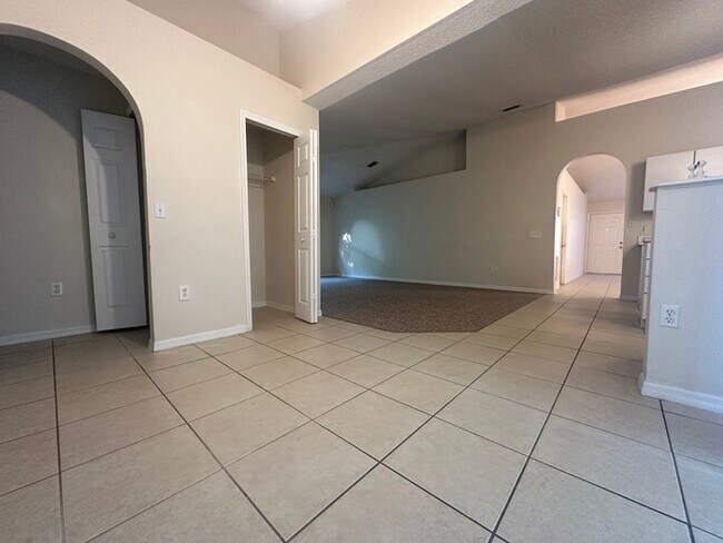 Building Photo - Large 4/2 Single Story Home